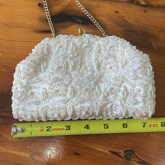 White beaded clutch by Debbie division of John wind Imports made in Hong Kong - Picture 11 of 12